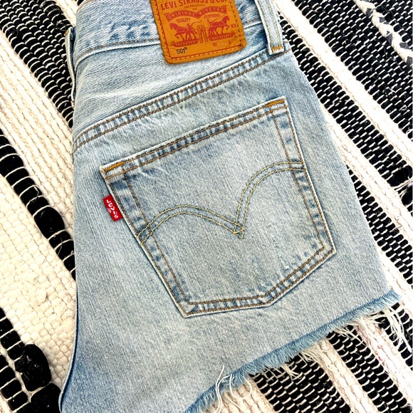 Levi’s 501 Shorts - Picture 3 of 3